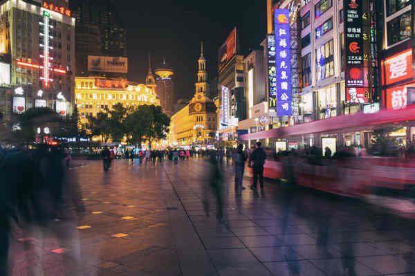 摄图网_500617515_上海南京路商业步行街夜景（企业商用）.jpg