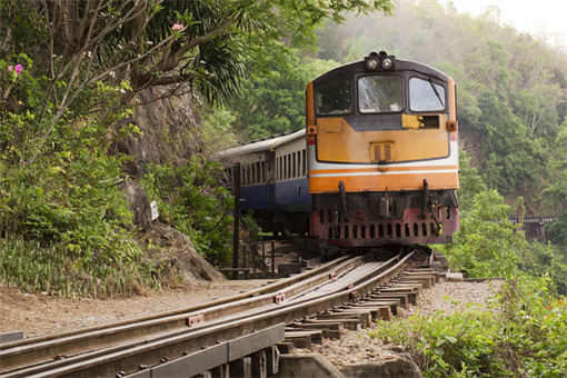 摄图网_300874050_banner_泰国铁路上的火车（企业商用）.jpg