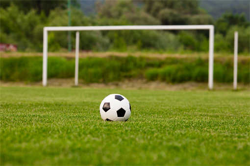 摄图网_300131332_banner_足球绿草地上特写足球激情比赛前草地上的足球（企业商用）.jpg